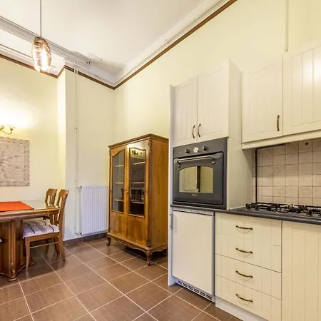 Josephine Apartment *